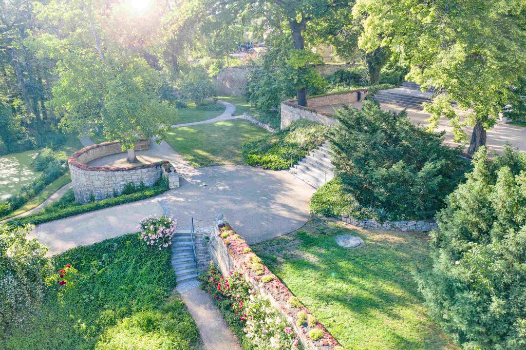 Tour through the cathedral garden