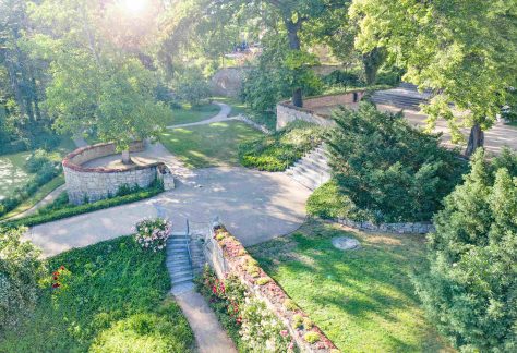 Tour through the cathedral garden