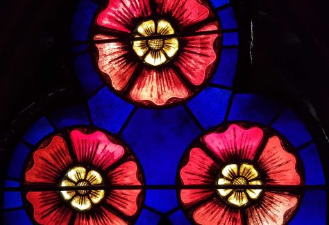 Detail eines bunten Glasfensters