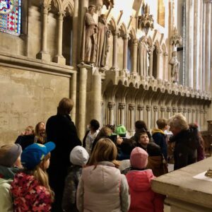 Menschen stehen vor den Stifterfiguren im Westchor