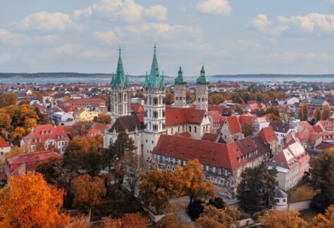 Blick auf den Naumburger Dom aus der Luft, im Hintergrund zu sehen sind Naumburg und die Weinberge