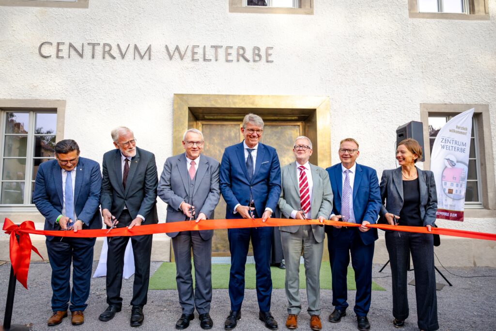 Durchschneiden des roten Bandes vor dem Zentrum Welterbe_Bildnachweis BKM Jeremias Heinig